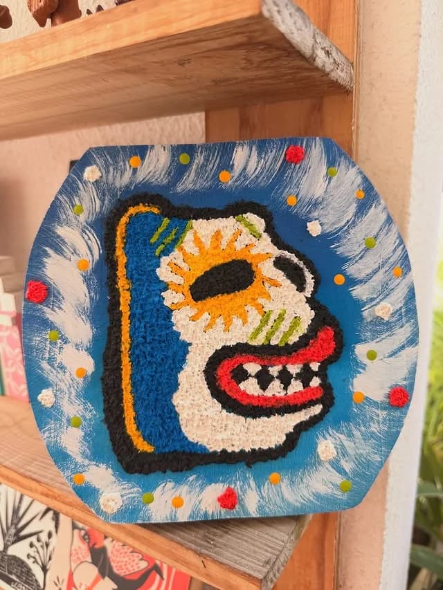La ursa, sobre madeira com a técnica da texturização com papel - Carnaval