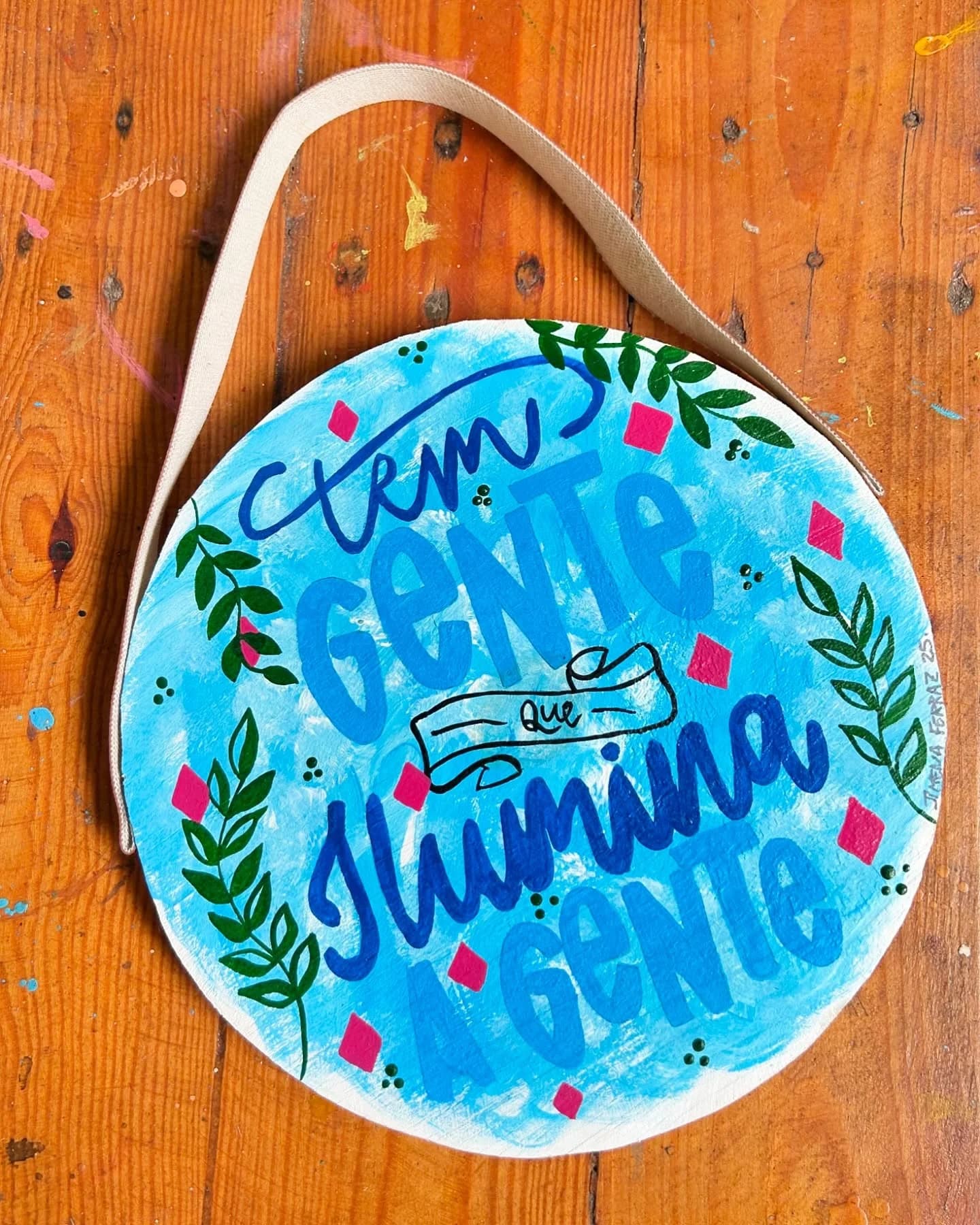 Plaquinha Tem gente que ilumina a gente - Tipografia
