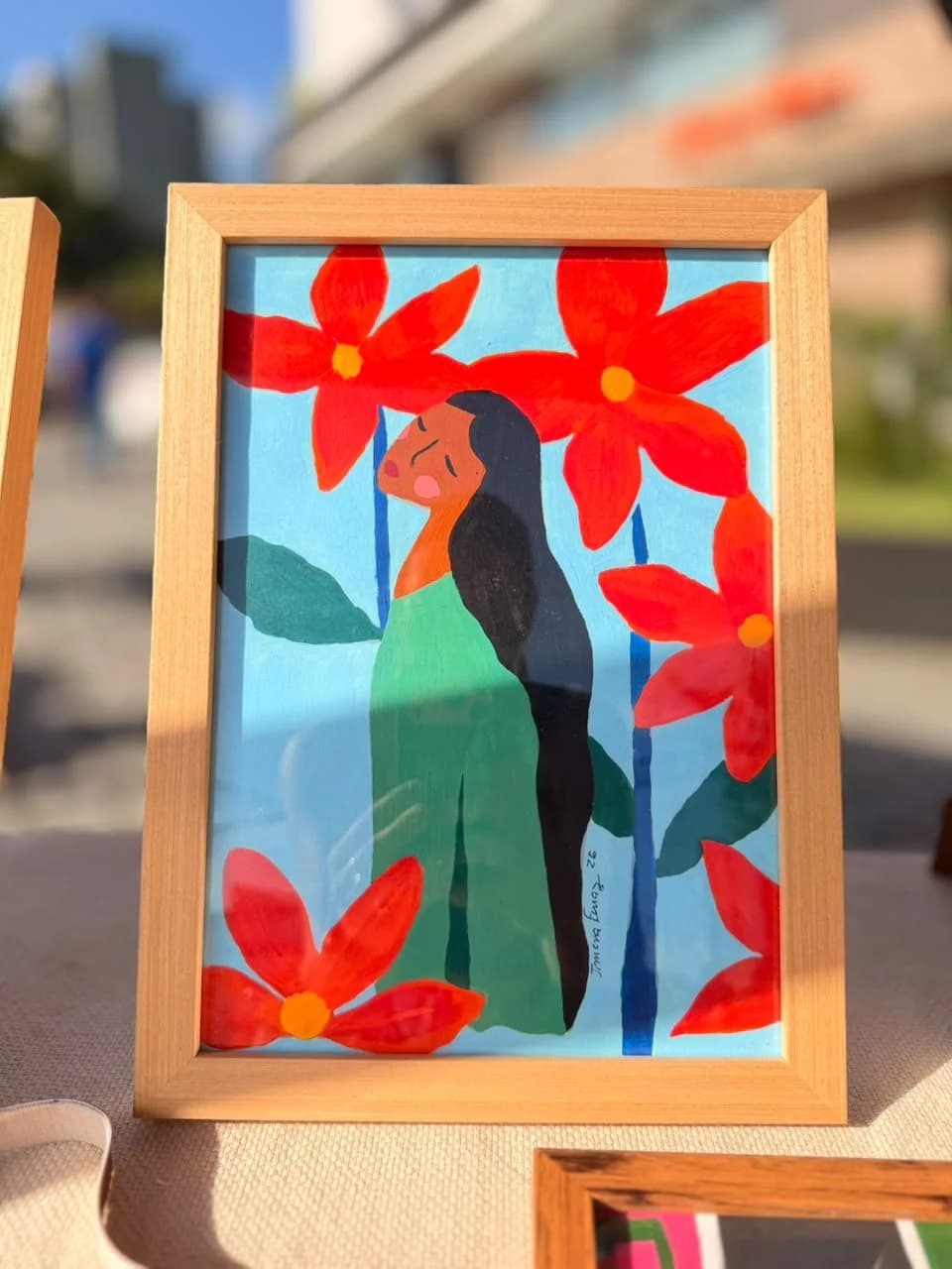 Mulher entre flores vermelhas - Botânica